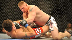 兩名男性MMA拳手在UFC八角籠內激烈纏鬥。