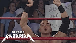 摔角手 Kazarian 在擂台上高舉拳頭慶祝勝利。 — 摔角 GIF 壁紙