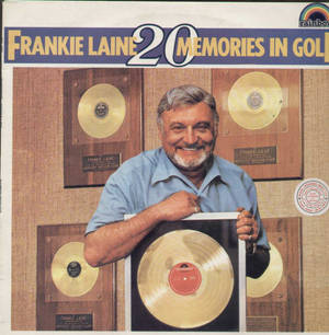Frankie Laine 手持金唱片，身後牆上展示著更多金唱片。
