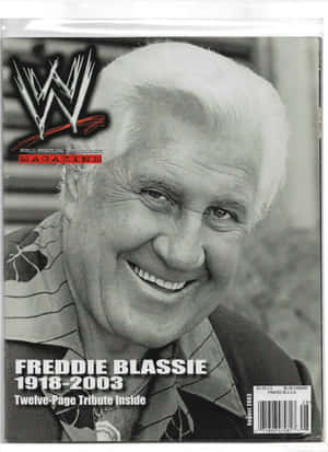 WWE 雜誌封面，以微笑肖像和致敬文字紀念 Freddie Blassie。 — 微笑 壁紙