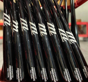整齊排列的黑色 Marucci Freeman's Pro Model 棒球棍，帶有白色文字。
