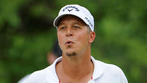 高爾夫球手戴白色 Callaway 帽子和襯衫在戶外