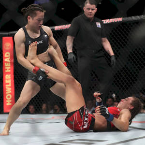 兩名女子MMA拳手在UFC八角籠內與裁判一起行動。