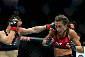 兩名女性MMA拳手在UFC八角籠比賽中互相出拳。