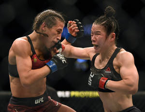 兩名女MMA拳手在UFC比賽中互毆。