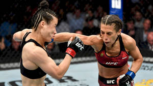 兩位女性MMA拳手在UFC比賽中互相出拳。 — 動漫打鬥 壁紙