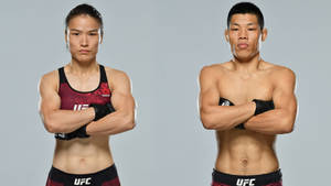 兩名UFC拳手在攝影棚中交叉雙臂擺姿勢。