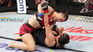 兩名女子拳手在UFC八角籠內進行纏鬥比賽。