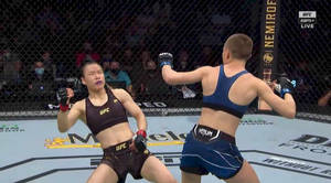 兩名女拳手在MMA八角籠中於UFC現場比賽中互相出拳。