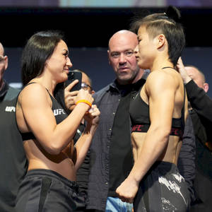 兩名女性MMA拳手在UFC比賽前互相凝視。