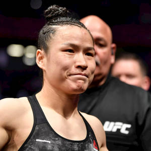 女性MMA拳手在UFC賽事中穿著黑色背心，帶有#ChinaStrong標誌。