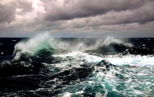 暴風雨中的海洋，海浪翻湧，烏雲密佈。 — 海浪 壁紙