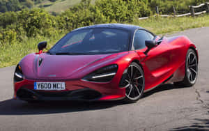 紅色McLaren 720S跑車在鄉村道路上，背景有綠色山丘。