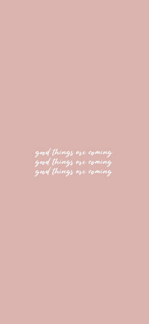 粉紅色背景，帶有白色文字重複 'good things are coming'