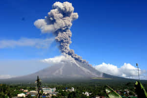 火山爆發，灰雲籠罩綠色景觀和城鎮