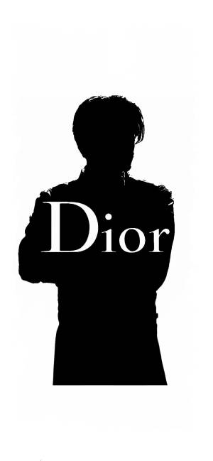 交叉雙臂的人的黑色剪影，並疊加 Dior 字樣。