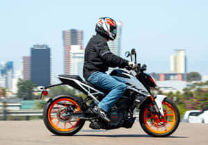 黑色裝備的電單車騎士在都市觀景點騎乘白色KTM，橙色輪圈。 — 機車 壁紙