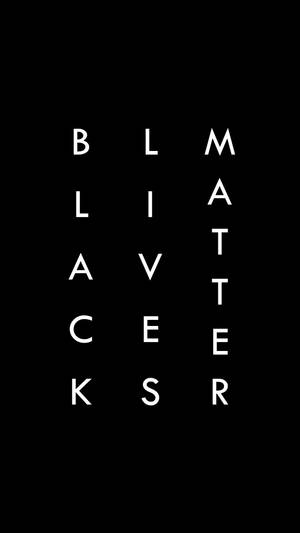 黑色背景上白色垂直文字「BLACK LIVES MATTER」