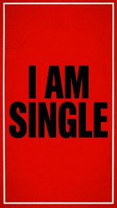 紅色背景，以極簡海報風格顯示粗體黑色文字「I AM SINGLE」。