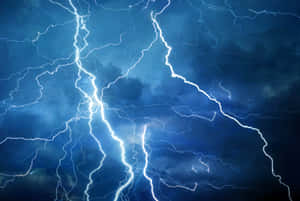 強大的閃電照亮了暴風雨的夜空。 — 雷暴 壁紙