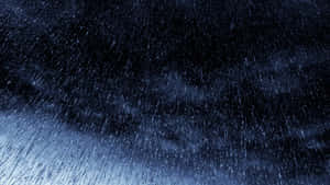 大雨落在深藍色的夜空中，伴隨著旋轉的雲層。 — 雨天 壁紙