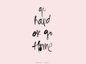 粉紅背景上黑色刷字體的勵志名言 go hard or go home