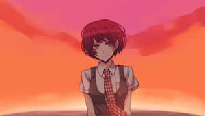 紅髮動漫少女穿著校服在日落中微笑。