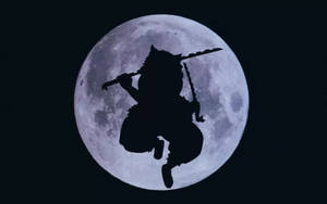 動漫戰士剪影在夜間對着滿月持劍跳躍。