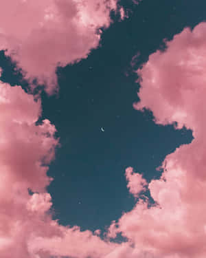 粉紅雲朵襯托著新月與星星，寧靜夜空。