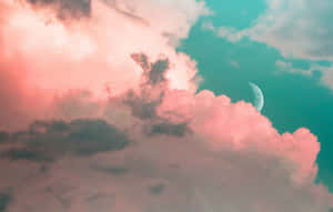 新月在暮色中於粉紅色和青色雲層後發光。