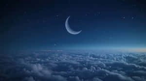 繁星點點夜空下蓬鬆雲海上的新月 — 太空 壁紙