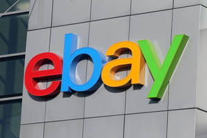 現代辦公大樓外牆上的彩色eBay標誌。 — Cia標誌 壁紙