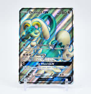 一張寶可夢集換式卡牌， featuring Drampa GX，帶有全息箔效果。 — Pixel 10 Pro Fold 壁紙