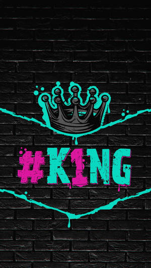 螢光粉紅和青綠色塗鴉皇冠和 hashtag king 在黑色磚牆上。