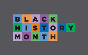 灰色背景上以彩色方塊顯示的Black History Month文字 — 黑色 壁紙