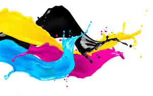 白色背景上 CMYK 墨水顏色的動態飛濺。