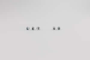 白色字母方塊在白色背景上拼出 LET GO。 — 鼓舞人心的 壁紙
