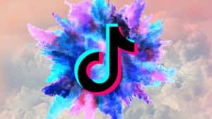 TikTok 標誌被多雲天空中色彩繽紛的粉末爆炸包圍