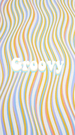 柔和波浪條紋，中間有「Groovy」文字。 — 條紋 壁紙