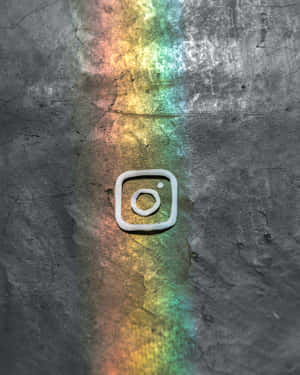 Instagram標誌在帶紋理的灰色表面上，帶有彩虹光效。