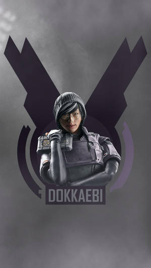 遊戲角色 Dokkaebi 身穿戰術裝備，雙臂交叉，戴著眼鏡。 — 惡魔彩虹六號圍攻 壁紙