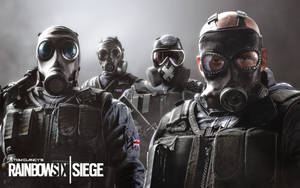 來自Rainbow Six Siege的四名戴著防毒面具和戰術裝備的士兵。