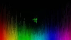 在黑色背景上帶有垂直彩虹光條的發光綠色Razer標誌。