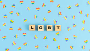 喺藍色背景上，拼出LGBT嘅木塊被彩虹心形包圍。