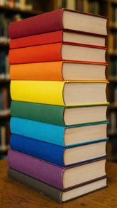 圖書館木桌上彩虹色書堆