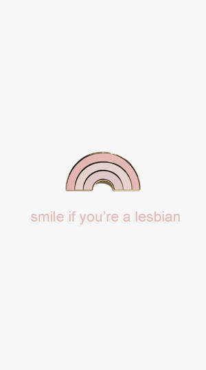 粉色彩虹別針，文字 smile if youre a lesbian