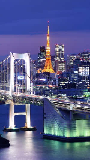 夜晚彩虹橋和東京塔在水面上亮起。 — iPhone 6 壁紙