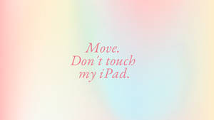 粉紅色草書文字在粉彩漸變背景上寫著 Move Don't touch my iPad。