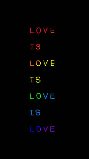 垂直彩虹色文字在黑色背景上重複 'LOVE IS LOVE'。 — 簡單 壁紙