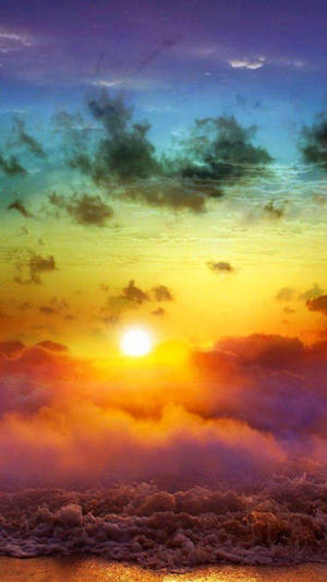海洋上的夕陽，色彩繽紛的雲和波浪